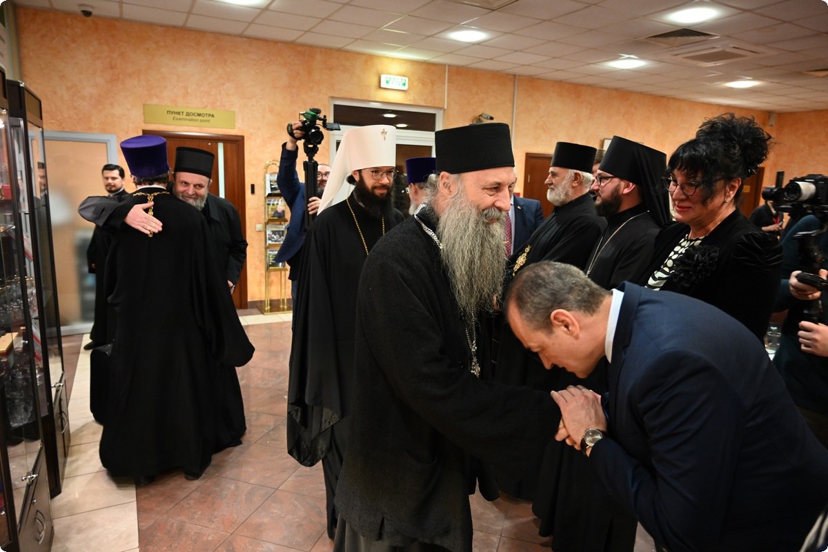 Патриарх Порфирий прибыл в Москву